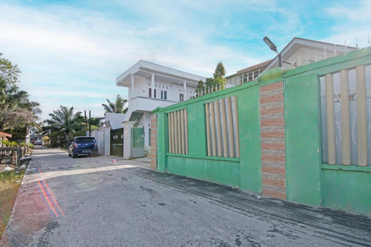 Oyo 91681 Raysa Homestay Pekanbaru Exterior photo